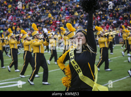 Iowa City, Iowa, USA. 25 Nov, 2016. Eine Iowa Dance Team Mitglied führt mit der Band vor ihrem Spiel gegen den Nebraska Cornhuskers am Kinnick Stadium in Iowa City am Freitag, 25. November 2016. Credit: Andy Abeyta/Viererkabel - Zeiten/ZUMA Draht/Alamy leben Nachrichten Stockfoto