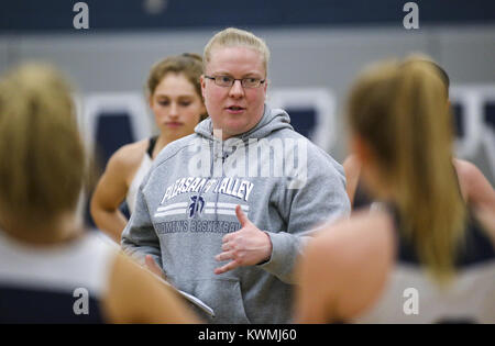 Bettendorf, Iowa, USA. 21 Nov, 2017. Head Coach Jennifer Goetz Vorträge zu ihren Spielern während ihrer Mannschaft üben an der angenehmen Valley High School in Bettendorf am Dienstag, 21. November 2017. Credit: Andy Abeyta/Viererkabel - Zeiten/ZUMA Draht/Alamy leben Nachrichten Stockfoto