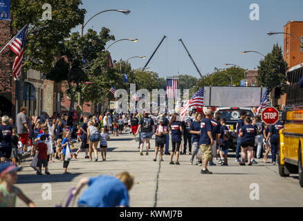 Davenport, Iowa, USA. 5. Sep 2016. Kids run out Candy am Montag, als der 33. jährlichen Labor Day Parade fährt nach unten 15 Avenue in East Moline zu ergreifen, 5. September 2016. Die Parade feiert die lokalen Gewerkschaften, gemeinnützige Organisationen, Unternehmen und gewählte Beamte Unterstützung und Ehre für diejenigen, die Arbeit in der Gemeinschaft zu schaffen, zu zeigen. Credit: Andy Abeyta/Viererkabel - Zeiten/ZUMA Draht/Alamy leben Nachrichten Stockfoto