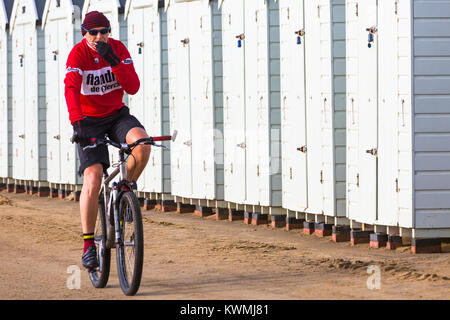 Bournemouth, Dorset, Großbritannien. Am 4. Januar, 2018. UK Wetter: windigen Tag am Bournemouth. Radfahrer Fahrten entlang der Promenade an der Alum Chine am Fahrrad. Credit: Carolyn Jenkins/Alamy leben Nachrichten Stockfoto