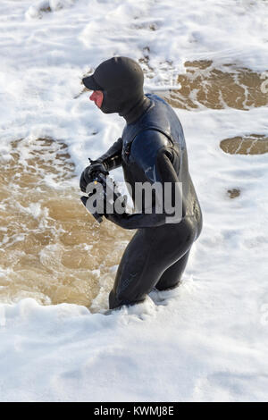 Bournemouth, Dorset, Großbritannien. Am 4. Januar, 2018. UK Wetter: windigen Tag am Bournemouth. Fotograf mit der Kamera immer in der Nähe der Aktion als Surfer die meisten windigen Bedingungen und große Wellen am Strand von Bournemouth. Credit: Carolyn Jenkins/Alamy leben Nachrichten Stockfoto