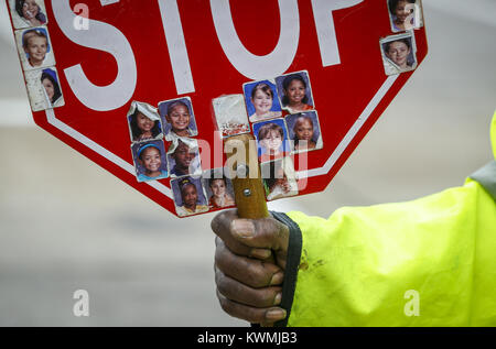 Davenport, Iowa, USA. 26. Okt 2016. Crossing Guard Bernard Harris hält seine Stoppschild mit Fotos von Studenten, die Washington Grundschule beim Helfen aktuelle Schüler überqueren die Straße an der Kreuzung der Östlichen Allee und die Locust Street in Davenport am Mittwoch, 26. Oktober 2016 graduiert haben, geschmückt. Harris hat an der gleichen Kreuzung für 14 Jahre, Morgens und Nachmittags arbeitete trotz der zahlreichen medizinischen Fragestellungen. Credit: Andy Abeyta/Viererkabel - Zeiten/ZUMA Draht/Alamy leben Nachrichten Stockfoto