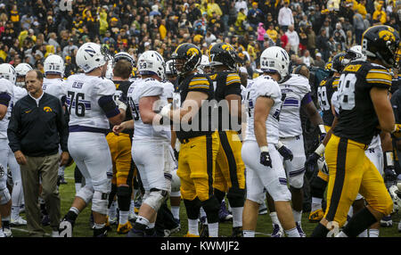 Iowa City, Iowa, USA. 1. Okt 2016. Iowa und nordwestliches Spieler Hände schütteln Nach ihrem Spiel am Kinnick Stadium in Iowa City am Samstag, 1. Oktober 2016. Die nordwestlichen Wildkatzen besiegten die Iowa Hawkeyes 38-31. Credit: Andy Abeyta/Viererkabel - Zeiten/ZUMA Draht/Alamy leben Nachrichten Stockfoto