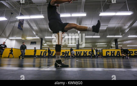 Iowa City, Iowa, USA. 8 Nov, 2017. Iowa Hawkeyes Ringkämpfer warm up für die Praxis an der Dan Gable Wrestling Komplex in Iowa City am Mittwoch, 8. November 2017. Credit: Andy Abeyta/Viererkabel - Zeiten/ZUMA Draht/Alamy leben Nachrichten Stockfoto