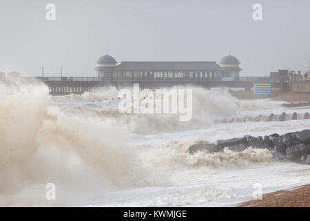 Sturm Eleanor rast auf mit Wellen auf den Strand in der Küstenstadt Hastings Großbritannien Stockfoto