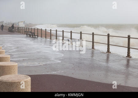 Sturm Eleanor rast auf in der Küstenstadt Hastings Großbritannien Stockfoto