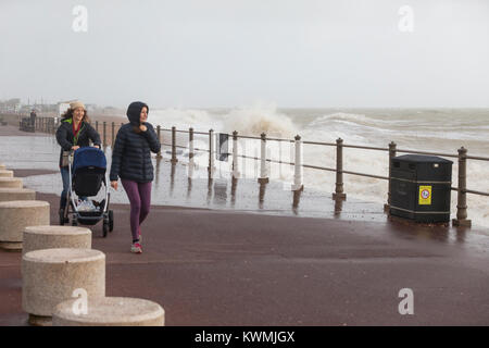 Sturm Eleanor rast auf in der Küstenstadt Hastings Großbritannien Stockfoto