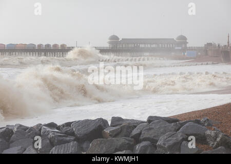 Sturm Eleanor rast auf mit Wellen auf den Strand in der Küstenstadt Hastings Großbritannien Stockfoto