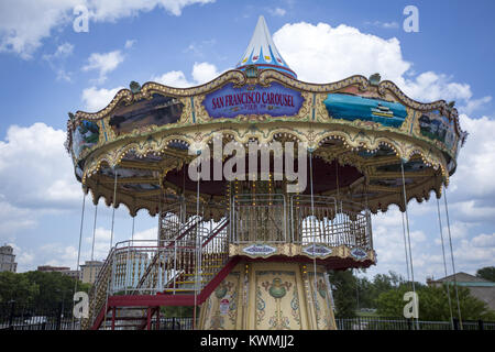 Davenport, Iowa, USA. 13. Juni 2017. Die 2007 Bertazzon Karussell ist als "work in progress an modernen Woodmen Park in Davenport am Dienstag, 13. Juni 2017 gesehen. Das Karussell wird restauriert wird, bevor es vollständig von seiner Reise von San Francisco nach Davenport wieder zusammengebaut ist. Das Karussell verfügt über 32 Fiberglas Tiere reichen von Pferden und Pandas zu Delfinen und Robben. Credit: Andy Abeyta, Viererkabel - Zeiten/Viererkabel - Zeiten/ZUMA Draht/Alamy leben Nachrichten Stockfoto