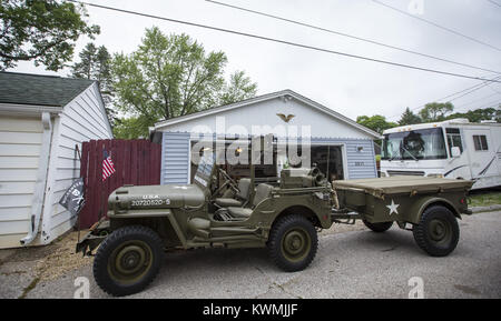 Rock Island, Iowa, USA. 24. Mai, 2017. Die 1945 Willy's Jeep von Army Veteran Robert Fitts außerhalb seiner Garage in Rock Island am Mittwoch, 24. Mai 2017. Fitts besitzt ein restauriertes all-original 1945 Willy's Jeep, genauso wie die, die er mit als Motor Sergeant in der 7. Division, 32 Infanterie der National Guard gearbeitet. Er plant seinen Jeep in die Nationalen Memorial Day Parade in Washington, DC Quelle: Andy Abeyta, Viererkabel - Zeiten/Viererkabel - Zeiten/ZUMA Draht/Alamy Leben Nachrichten Antrieb Stockfoto