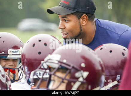 Davenport, Iowa, USA. 24. Sep 2016. Patrioten Trainer Jonathan Sterling gibt einen Pep sprechen zu seinen Spielern vor für ihre Jugend Spiel auf der Neuling Feld in Moline High School am Samstag, 24. September 2016. Die moline Programm Jugend Patrioten standen sich mit den Leitern in der dritten und vierten Klasse Altersgruppe Spiel. Credit: Andy Abeyta/Viererkabel - Zeiten/ZUMA Draht/Alamy leben Nachrichten Stockfoto