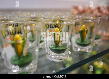 Moline, Iowa, USA. 18 Okt, 2017. Iowa Mais themed Shot Gläser sind für den Verkauf an das Geschenk Shop im Viererkabel - International Airport in Moline am Mittwoch gesehen, 18. Oktober 2017. Credit: Andy Abeyta/Viererkabel - Zeiten/ZUMA Draht/Alamy leben Nachrichten Stockfoto