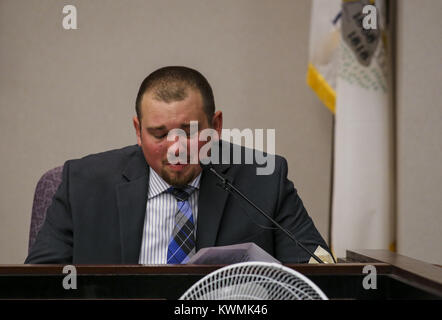 Rock Island, Iowa, USA. 11 Sep, 2017. Beklagte Mitchell Gayer, liest eine Erklärung, Entschuldigung und Reue für seine Taten im Rock Island County Courthouse am Montag, 11. September 2017. Mitchell Gayer, der ein Alford Plädoyer im Januar zu Fahren unter dem Einfluß verschlimmerte, wurde zu acht Jahren Gefängnis für den Crash 2013, links Jamie Sedam und Clayton Carver tot verurteilt. Credit: Andy Abeyta, Viererkabel - Zeiten/Viererkabel - Zeiten/ZUMA Draht/Alamy leben Nachrichten Stockfoto