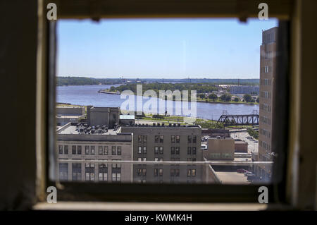 Davenport, Iowa, USA. 31. Mai, 2017. Ein Blick vom 13. Stock - Penthouse in der Innenstadt von Davenport Bank Tower ist am Mittwoch, 31. Mai 2017. Die dann - American Commercial & Savings Bank wurde 1929 mit klassischen Wiederbelebung - Architektur und 17 Etagen insgesamt abgeschlossen. Credit: Andy Abeyta, Viererkabel - Zeiten/Viererkabel - Zeiten/ZUMA Draht/Alamy leben Nachrichten Stockfoto