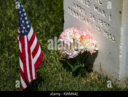 Rock Island, Iowa, USA. 29 Mai, 2017. Blumen gesehen Orte am Grab des Ersten Weltkriegs Soldat während der Rock Island National Cemetery Memorial Day Zeremonie auf der Rock Island Arsenal am Montag, 29. Mai 2017. Credit: Andy Abeyta, Viererkabel - Zeiten/Viererkabel - Zeiten/ZUMA Draht/Alamy leben Nachrichten Stockfoto