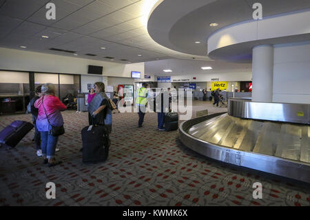 Moline, Iowa, USA. 18 Okt, 2017. Fluggäste holen sie ihr Gepäck an der Gepäckausgabe im Viererkabel - International Airport in Moline am Mittwoch, 18. Oktober 2017. Credit: Andy Abeyta/Viererkabel - Zeiten/ZUMA Draht/Alamy leben Nachrichten Stockfoto