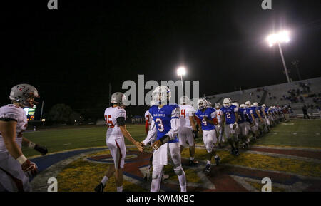 Davenport, Iowa, USA. 7. Sep 2017. Davenport Zentrale quarterback Adin DeLaRosa (3) beglückwünscht Nordscott Spieler mit anderen Mannschaftskameraden nach ihrem Spiel bei Brady Street Stadion in Davenport am Donnerstag, 7. September 2017. Credit: Andy Abeyta, Viererkabel - Zeiten/Viererkabel - Zeiten/ZUMA Draht/Alamy leben Nachrichten Stockfoto