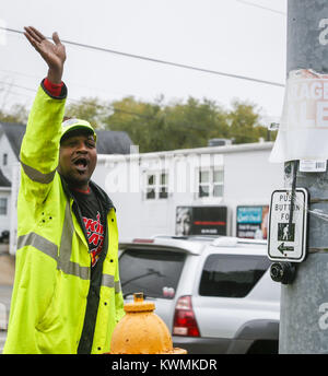 Davenport, Iowa, USA. 26. Okt 2016. Crossing Guard Bernard Harris Wellen zu Autos, Honk, als Gruß während Harris arbeitet an der Kreuzung der Östlichen Allee und die Locust Street von Washington Volksschule in Davenport am Mittwoch, 26. Oktober 2016. Harris hat an der gleichen Kreuzung für 14 Jahre, Morgens und Nachmittags arbeitete trotz der zahlreichen medizinischen Fragestellungen. Credit: Andy Abeyta/Viererkabel - Zeiten/ZUMA Draht/Alamy leben Nachrichten Stockfoto