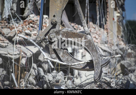 Davenport, Iowa, USA. 8 Aug, 2017. Die Kralle am Ende eines Tals Bau Bagger gesehen, Abbrucharbeiten am Herz-Jesu-Schule in Davenport am Dienstag, 8. August 2017. Die 100 Jahre alte Schule am heiligen Herzen Kathedrale ist abgerissen wurden als neue Diözesane Zentrum neben der Kathedrale im Gange ist. Lage der Schule wird als Parkplatz genutzt werden. Credit: Andy Abeyta, Viererkabel - Zeiten/Viererkabel - Zeiten/ZUMA Draht/Alamy leben Nachrichten Stockfoto