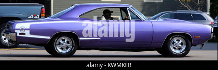 Moline, Iowa, USA. 24 Sep, 2017. Jerry Andrews von Silvis zieht in seinem 1970 Super Bee genannt Plum Crazy, Sonntag, 24. September 2017, während des jährlichen Viererkabel - Vintage Stäbe Car Show gehalten an Black Hawk Hochschule in Moline. Mehr als 400 Oldtimer, Hot Rods, Straße Stangen und Special-interest-Autos wurden an der Show. Quelle: John Schultz/Viererkabel - Zeiten/ZUMA Draht/Alamy leben Nachrichten Stockfoto