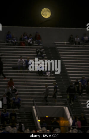 Davenport, Iowa, USA. 7. Sep 2017. Der Mond erhebt sich über Davenport Zentrale Fans im vierten Quartal das Spiel der Mannschaft gegen Norden Scott Brady Street Stadion in Davenport am Donnerstag, 7. September 2017. Credit: Andy Abeyta, Viererkabel - Zeiten/Viererkabel - Zeiten/ZUMA Draht/Alamy leben Nachrichten Stockfoto