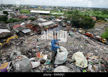 Medan, Indonesien. Am 4. Januar, 2018. Ein Junge reagiert unter Müll in Medan, Nordsumatra, Indonesien, Jan. 4, 2018. Credit: Lana) (zjy/Xinhua/Alamy leben Nachrichten Stockfoto