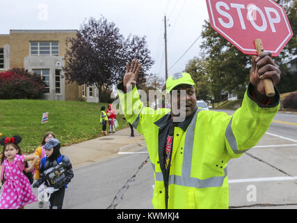 Davenport, Iowa, USA. 26. Okt 2016. Crossing Guard Bernard Harris hilft den Studenten über die Locust Street an der Kreuzung mit der Eastern Avenue von Washington Volksschule in Davenport am Mittwoch, 26. Oktober 2016. Harris hat an der gleichen Kreuzung für 14 Jahre, Morgens und Nachmittags arbeitete trotz der zahlreichen medizinischen Fragestellungen. Credit: Andy Abeyta/Viererkabel - Zeiten/ZUMA Draht/Alamy leben Nachrichten Stockfoto