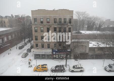 New York, Vereinigte Staaten. 04 Jan, 2018. Starke blizzard Hits die Insel Manhattan in New York in den Vereinigten Staaten dieses Donnerstag, Januar 4. (Foto: WILLIAM VOLCOV) Credit: Brasilien Foto Presse/Alamy leben Nachrichten Stockfoto