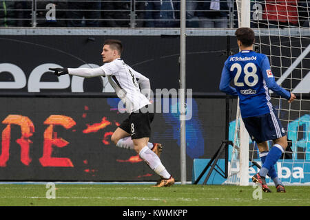 Frankfurt, Deutschland. 16 Dez, 2017. Luka JOVIC (F) jubelt nach seinem Tor zum 1:0; rechts: Andreas Schöpf (Schopf, GE); Fussball 1. Bundesliga, Saison 2017/2018, 17. Spieltag, Eintracht Frankfurt (F) - FC Schalke 04 (GE) 2:2, am 16.12.2017 in Frankfurt am Main/Deutschland. | Verwendung der weltweiten Kredit: dpa/Alamy leben Nachrichten Stockfoto