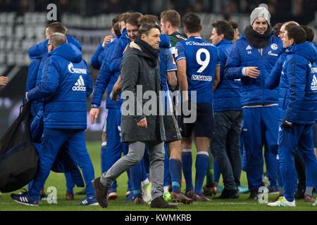 Frankfurt, Deutschland. 16 Dez, 2017. Zaehne (Zahne Zusammenbeissen): Trainer Niko Kovac (F) (mi.) Spaziergänge nach Spielschluss eine feiernden Schalker Spielern vorbei; Fussball 1. Bundesliga, Saison 2017/2018, 17. Spieltag, Eintracht Frankfurt (F) - FC Schalke 04 (GE) 2:2, am 16.12.2017 in Frankfurt am Main/Deutschland. | Verwendung der weltweiten Kredit: dpa/Alamy leben Nachrichten Stockfoto