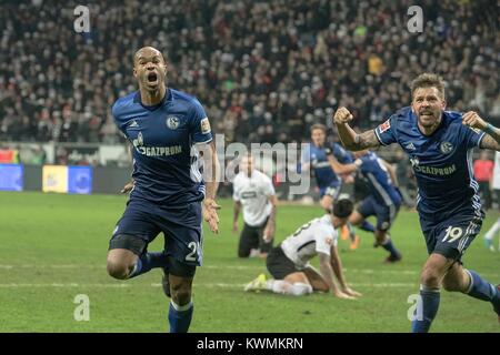 Frankfurt, Deutschland. 16 Dez, 2017. NALDO (GE, l.) bejubelt sein Tor zum 2:2-Ausgleich mit Guido BURGSTALLER (GE); goaljubel; Fussball 1. Bundesliga, Saison 2017/2018, 17. Spieltag, Eintracht Frankfurt (F) - FC Schalke 04 (GE) 2:2, am 16.12.2017 in Frankfurt am Main/Deutschland. | Verwendung der weltweiten Kredit: dpa/Alamy leben Nachrichten Stockfoto