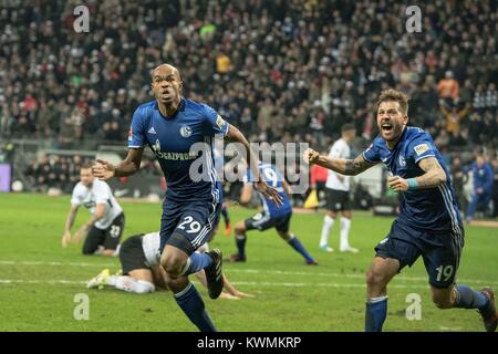 Frankfurt, Deutschland. 16 Dez, 2017. NALDO (GE, l.) bejubelt sein Tor zum 2:2-Ausgleich mit Guido BURGSTALLER (GE); goaljubel; Fussball 1. Bundesliga, Saison 2017/2018, 17. Spieltag, Eintracht Frankfurt (F) - FC Schalke 04 (GE) 2:2, am 16.12.2017 in Frankfurt am Main/Deutschland. | Verwendung der weltweiten Kredit: dpa/Alamy leben Nachrichten Stockfoto