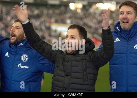 Frankfurt, Deutschland. 16 Dez, 2017. Coach, Trainer, Domenico TEDESCO (GE, Mi) gibt nach Spielschluss beim jubilationn den Tonne ein; Fussball 1. Bundesliga, Saison 2017/2018, 17. Spieltag, Eintracht Frankfurt (F) - FC Schalke 04 (GE) 2:2, am 16.12.2017 in Frankfurt am Main/Deutschland. | Verwendung der weltweiten Kredit: dpa/Alamy leben Nachrichten Stockfoto