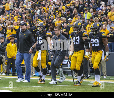 Iowa City, Iowa, USA. 1. Okt 2016. Iowa Kapitäne Kopf auf das Feld vor ihrem Spiel am Kinnick Stadium in Iowa City am Samstag, 1. Oktober 2016. Die nordwestlichen Wildkatzen besiegten die Iowa Hawkeyes 38-31. Credit: Andy Abeyta/Viererkabel - Zeiten/ZUMA Draht/Alamy leben Nachrichten Stockfoto