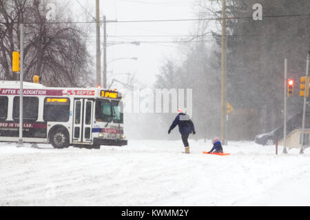 Philadelphia, USA. 04 Jan, 2018. Philadelphia Bereich Bewohner für den 4. Januar 2018 'Bombe Zyklon "winter storm Strebe, im Nordwesten von Philadelphia, PA Quelle: Jana Shea/Alamy leben Nachrichten Stockfoto