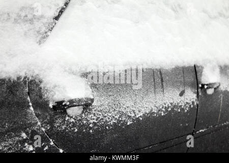 Philadelphia, USA. 04 Jan, 2018. Schnee und Eis umfasst lokale Straßen und Fahrzeuge als Philadelphia Bereich Bewohner für den 4. Januar 2018 'Bombe Zyklon "winter storm Strebe, im Nordwesten von Philadelphia, PA Quelle: Jana Shea/Alamy leben Nachrichten Stockfoto