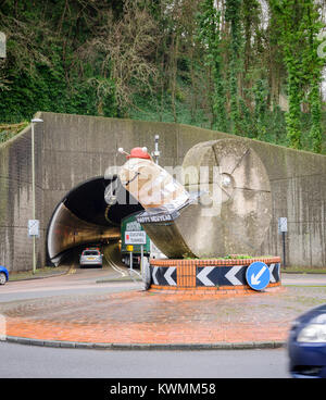 Lewes, Großbritannien. 04 Jan, 2018. Eine Schnecke Kopf erinnert an Brian die Schnecke von der Magic Kreisverkehr auf eine Skulptur, der den Eingang zur Sehenswürdigkeit Cuilfail Tunnel Markierungen in Lewes, East Sussex hochgestellt wurde. Die Nachricht liest ein Frohes Neues Jahr. Quelle: Jim Holden/Alamy leben Nachrichten Stockfoto