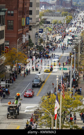 Davenport, Iowa, USA. 29 Okt, 2016. Die Halloween Parade weiter auf West 2. Straße über die Kreuzung mit Brady Street in der Innenstadt von Davenport am Samstag, 29. Oktober 2016. Credit: Andy Abeyta/Viererkabel - Zeiten/ZUMA Draht/Alamy leben Nachrichten Stockfoto