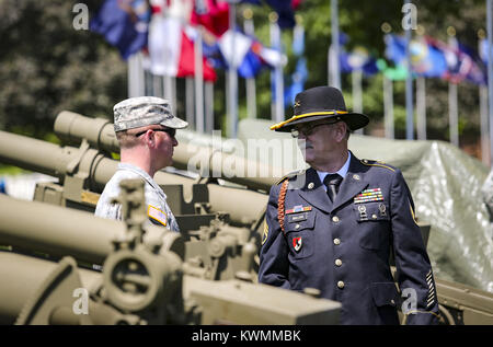 Rock Island, Iowa, USA. 29 Mai, 2017. Pensionierte Army Staff Sergeant Tom Bullock spricht mit einer Armee Soldat Nach dem Rock Island National Cemetery Memorial Day Zeremonie auf der Rock Island Arsenal am Montag, 29. Mai 2017. Credit: Andy Abeyta, Viererkabel - Zeiten/Viererkabel - Zeiten/ZUMA Draht/Alamy leben Nachrichten Stockfoto