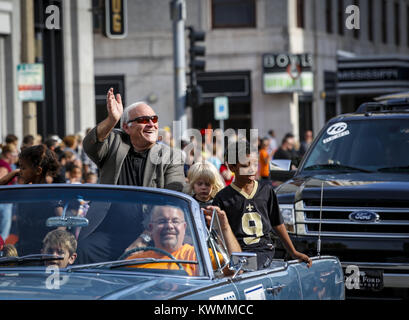 Davenport, Iowa, USA. 29 Okt, 2016. Davenport Bürgermeister Frank Klipsch Ausritte in die Halloween Parade entlang West 3rd Street in der Innenstadt von Davenport am Samstag, 29. Oktober 2016. Credit: Andy Abeyta/Viererkabel - Zeiten/ZUMA Draht/Alamy leben Nachrichten Stockfoto