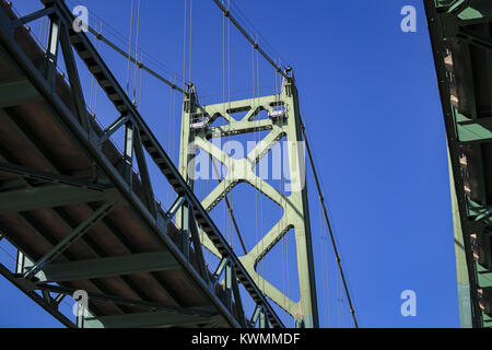 Moline, Iowa, USA. 16 Okt, 2017. Die Interstate 74 Brücken aus auf dem Mississippi Fluss in Moline am Montag, den 16. Oktober 2017 gesehen. Credit: Andy Abeyta/Viererkabel - Zeiten/ZUMA Draht/Alamy leben Nachrichten Stockfoto