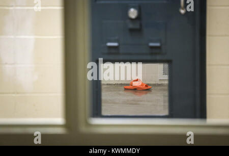 Davenport, Iowa, USA. 15 Sep, 2017. Eine Insassen Sandalen sind in seiner Zelle im Scott County Gefängnis in Davenport gesehen am Freitag, 15. September 2017. Mit fast 1 Mio. $ Von patrol Headquarter Das neue Scott's Co Sheriff links, Sheriff Tim Lane will das Geld zu nehmen und einige Verbesserungen am Gefängnis. Nämlich, indem einige Art von Teiler in den Ansaug- und spezielle Einheiten, bei denen Insassen mit Behavioral Fragen untergebracht sind. Die Trennung zwischen Insassinnen der Gefängnis mehr voll ausgelastet, anstatt sie zu verschiedenen Gefängnissen übertragen werden können. (Cred Stockfoto