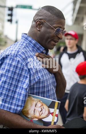 Cedar Rapids, Iowa, USA. 21 Juni, 2017. Clinton Bernard, eine Doktorandin an der George Washington Universität in Washington, DC, spricht Teilnehmer zu sammeln, während der Verkauf von Kalendern und anderen waren der Präsident Donald Trump am U.S. Cellular Center in Cedar Rapids am Mittwoch, 21. Juni 2017. Credit: Andy Abeyta, Viererkabel - Zeiten/Viererkabel - Zeiten/ZUMA Draht/Alamy leben Nachrichten Stockfoto