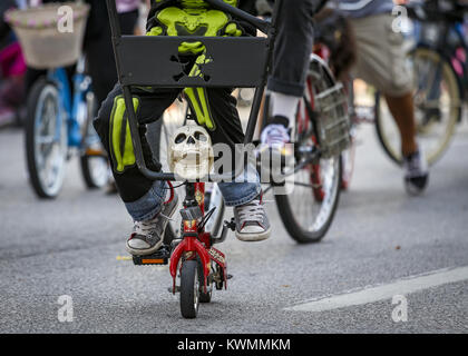 Davenport, Iowa, USA. 29 Okt, 2016. Ein Junge reitet eine Miniatur Fahrrad während der Halloween Parade entlang West 3rd Street in der Innenstadt von Davenport am Samstag, 29. Oktober 2016. Credit: Andy Abeyta/Viererkabel - Zeiten/ZUMA Draht/Alamy leben Nachrichten Stockfoto