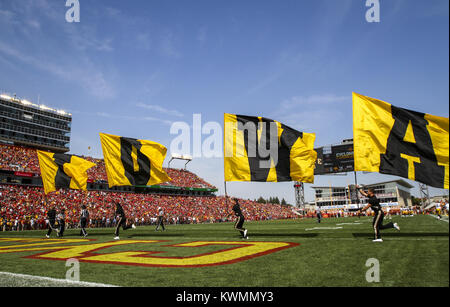 Ames, Iowa, USA. 9 Sep, 2017. Iowa Hawkeyes Cheerleadern feiern einen Touchdown im zweiten Quartal ihr Spiel bei Jack Trice Stadion in Ames am Samstag, 9. September 2017. Credit: Andy Abeyta, Viererkabel - Zeiten/Viererkabel - Zeiten/ZUMA Draht/Alamy leben Nachrichten Stockfoto