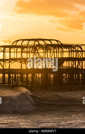 Brighton, England, UK. 04 Jan, 2018. Brighton, East Sussex. 4. Januar 2018. UK Wetter. Starke Winde und kaltem Wetter bestehen an der Südküste in Brighton bei Sonnenuntergang, am Tag nach dem Sturm Eleanor. Credit: Francesca Moore/Alamy leben Nachrichten Stockfoto