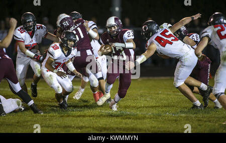 Edgington, Iowa, USA. 20 Okt, 2017. Die rockridge Nathan Parchert (23) Läuft bis Feld zwischen Orion's James Schnerre (39) und die Orion Logan Lee (45) im vierten Quartal ihr Spiel an Rockridge High School in edginton am Freitag, 20. Oktober 2017. Credit: Andy Abeyta/Viererkabel - Zeiten/ZUMA Draht/Alamy leben Nachrichten Stockfoto