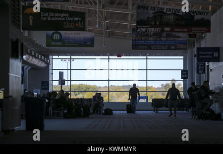 Moline, Iowa, USA. 18 Okt, 2017. Fluggäste warten am Gate für den Flug nach Chicago um das Viererkabel - International Airport in Moline am Mittwoch, 18. Oktober 2017. Credit: Andy Abeyta/Viererkabel - Zeiten/ZUMA Draht/Alamy leben Nachrichten Stockfoto