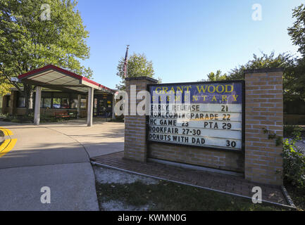 Davenport, Iowa, USA. 5. Okt 2016. Die aktuelle Haupteingang Grant Wood Volksschule in Bettendorf Mittwoch, 5. Oktober 2016. Die Schule wird in den vorderen erweitert werden, den neuen Eingang die bewegte Vergangenheit der aktuellen Bürgersteig Kante. Die Schule konsequent drehen müssen Studenten in ihrer Region als es bereits seine Kapazität von 375 Studenten hat. Die Schule hofft Boden am 1. April für das, was zu einer 18-monatigen Renovierung und Erweiterung Projekt, die letztlich die Kapazität der Schule auf 454 Studenten erweitern vorgeschlagen wird, zu brechen. Credit: Andy Abeyta/Viererkabel - Zeiten/ZUMA Draht/Alamy leben Nachrichten Stockfoto