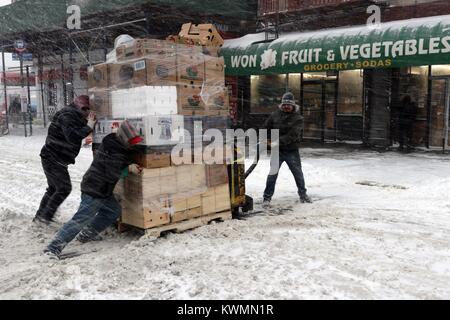 Die Bronx, New York, NY, USA. 4. Jan, 2018. Der erste Winter Storm, 2018 hat kam auf New York City mit White-out-Bedingungen, starker Wind und Schneegestöber, die täglichen Aktivitäten schwierig für viele. Stadt Regierung 'Winter Wetter Not' und fallen die Temperaturen in der kommenden Woche erwartet werden. © 2018 G. Ronald Lopez/DigiPixsAgain. us/Alamy leben Nachrichten Stockfoto